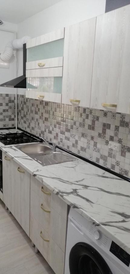 Central City Apartment Bacau Bagian luar foto